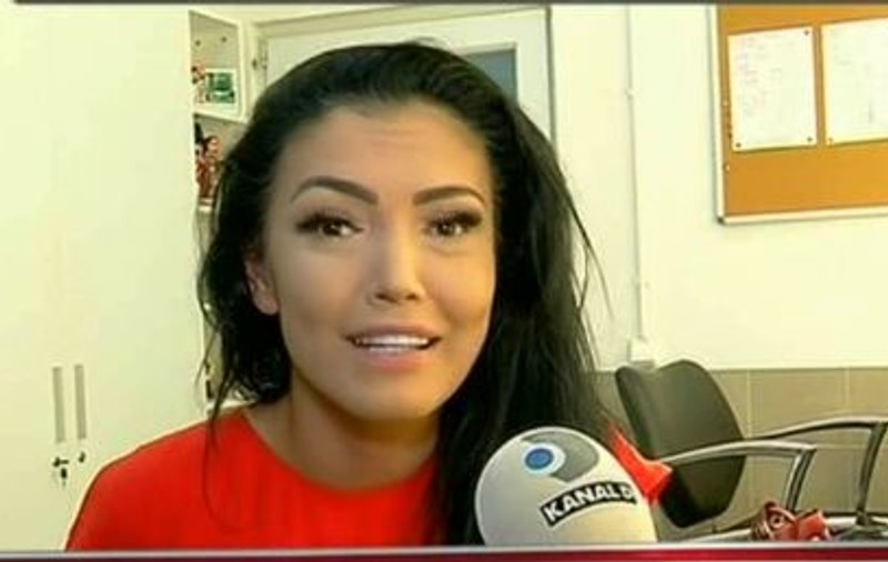 Ce obișnuia să facă Andreea Mantea în cabină înainte de intrarea în emisiune. S-a dat singură de gol