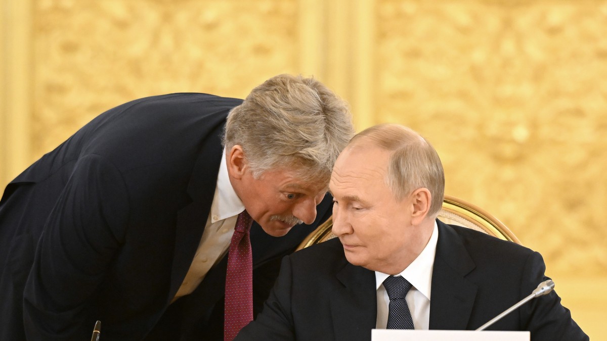 Vladimir Putin (dreapta) și purtătorul său de cuvânt Dmitri Peskov Foto: Profimedia