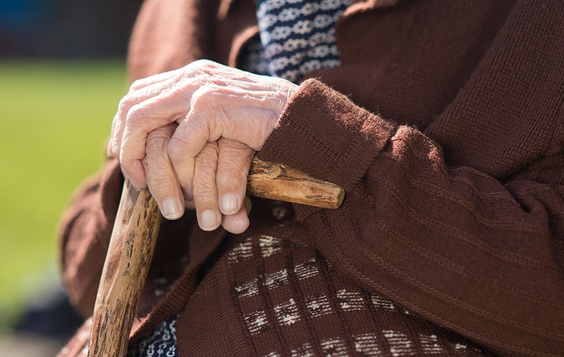 Condamnat pe viaţă, după ce a ucis, pentru 2 lei, o bătrână care vindea pătrunjel