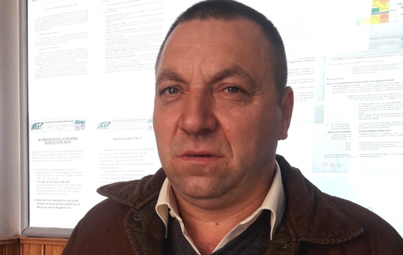 Un vatman din Iași a ajutat o bătrână sprijinită de cadru să urce în tramvai. „Putea să fie mama mea”
