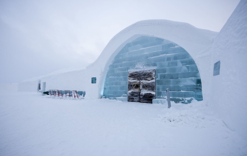 Cât costă o noapte de cazare la Hotelul de Gheață din Suedia, aflat la 200 de kilometri de Cercul Polar