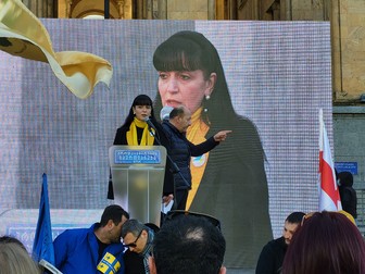 O profesoară din Tbilisi a fost invitată să le vorbească manifestanților