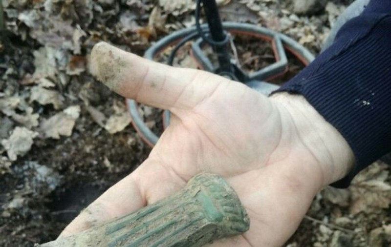 Un topor vechi de 3.500 de ani a fost găsit în albia unui râu din Prahova