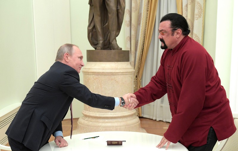 Vladimir Putin i-a acordat Ordinul Prieteniei actorului american Steven Seagal