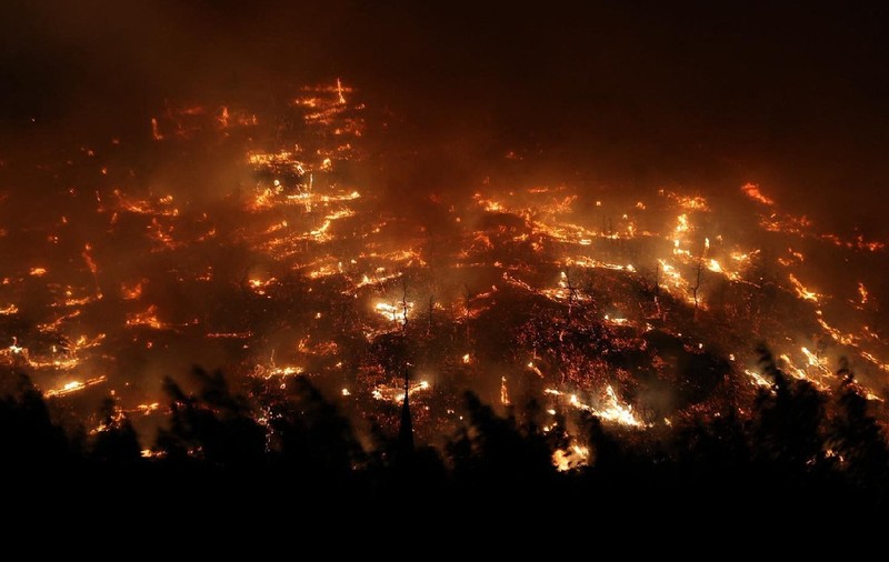 Tornadă de foc în Turcia, "diavolul de foc" e rezultatul caniculei și vântului puternic și fierbinte. 13 persoane au murit, drumuri blocate și oameni evacuați | VIDEO