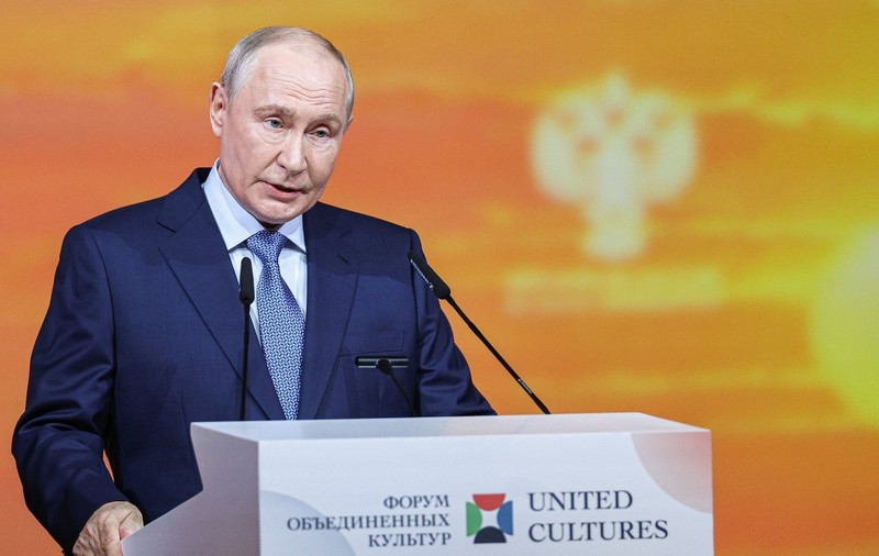 Vladimir Putin, la tribuna Forumului Cultural Internațional de la Sankt Petersburg Sursa foto: Profimedia