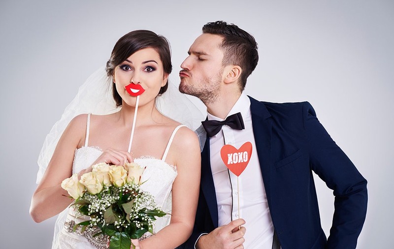Cabină Foto Nuntă: De ce Este un Must-Have pentru Evenimentul Tău Special
