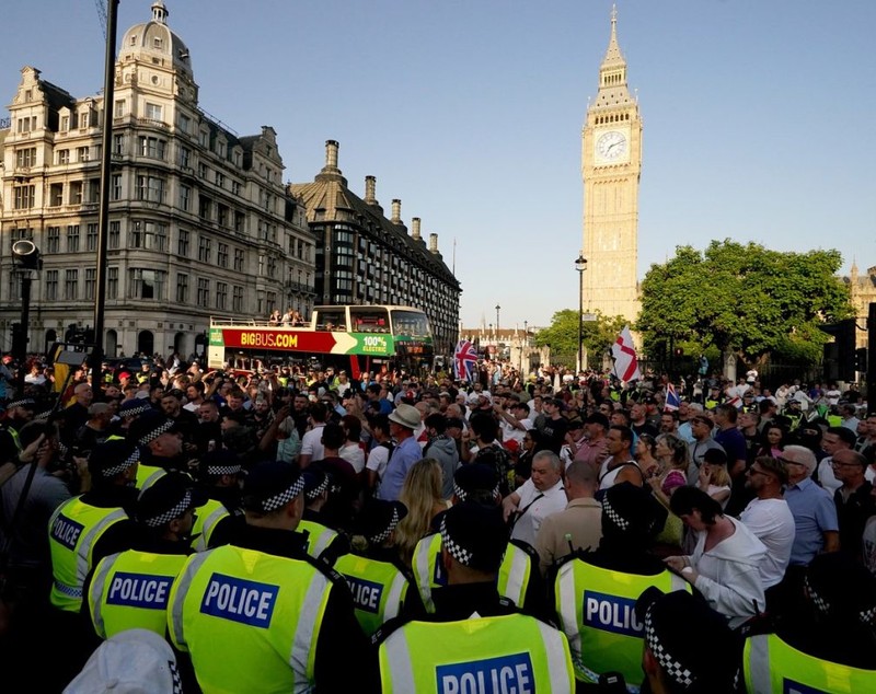 Peste 100 de arestări la Londra în urma violențelor izbucnite după atacul cu cuțitul din Southport