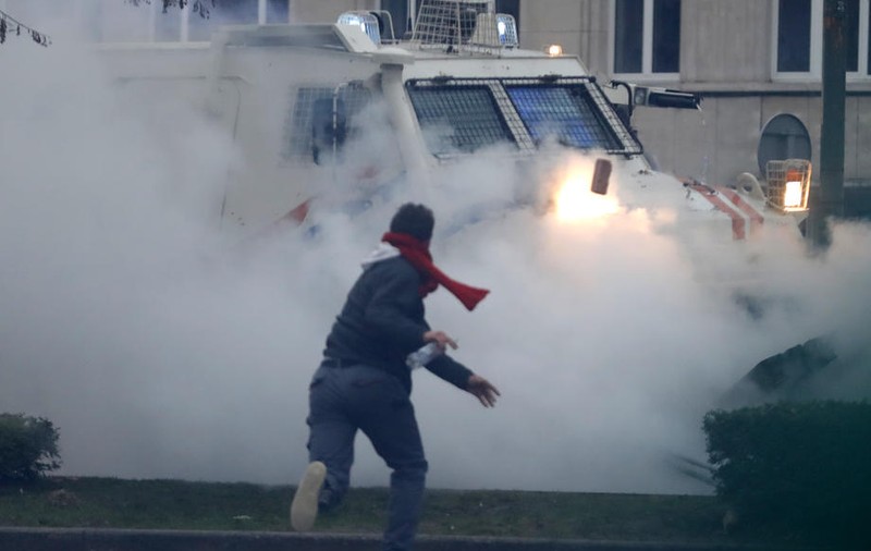 Proteste violente la Bruxelles, față de măsurile sanitare. Zeci de arestări în urma ciocnirilor dintre poliție și manifestanți