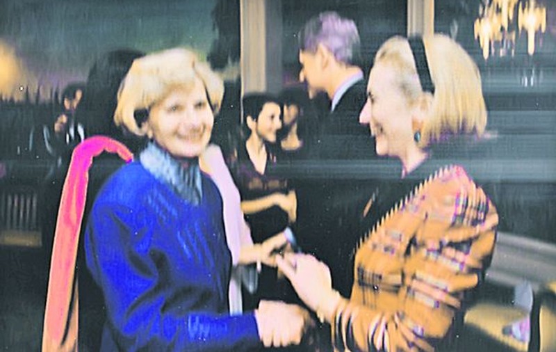 Exclusiv | O româncă a avut grijă de tenul lui Hillary Clinton