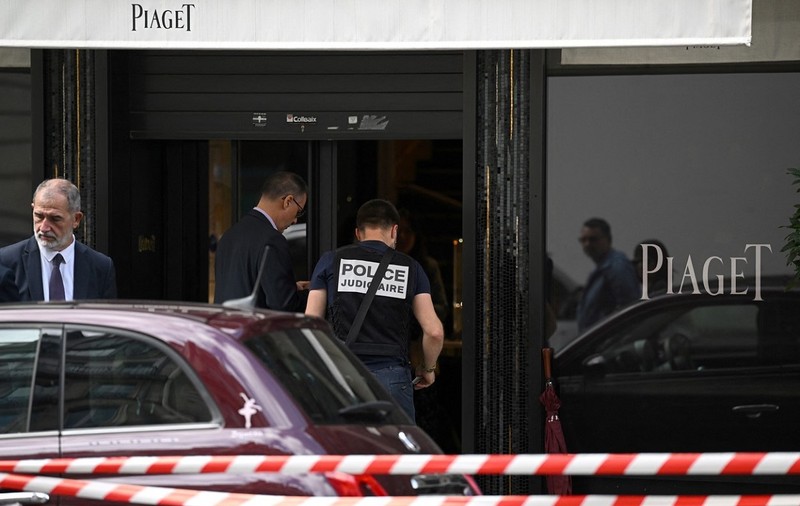 O româncă e singura femeie care a participat la jaful armat de peste 10 milioane de euro de la bijuteria Piaget, din Paris, și a fost arestată
