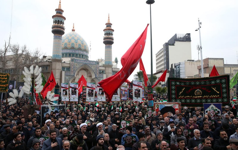 Iranul e gata de război: A arborat pentru prima dată în istorie steagul roşu pe moscheea Jamkaram
