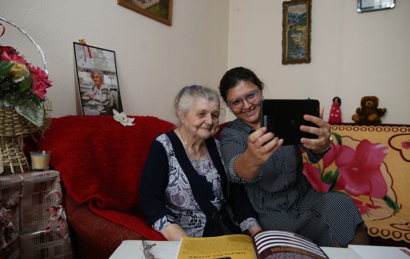 Primul selfie la 84 de ani. Tabletele, leac al singurătății pentru câțiva bătrâni din București: „E păcat să plec dincolo fără să învăț”