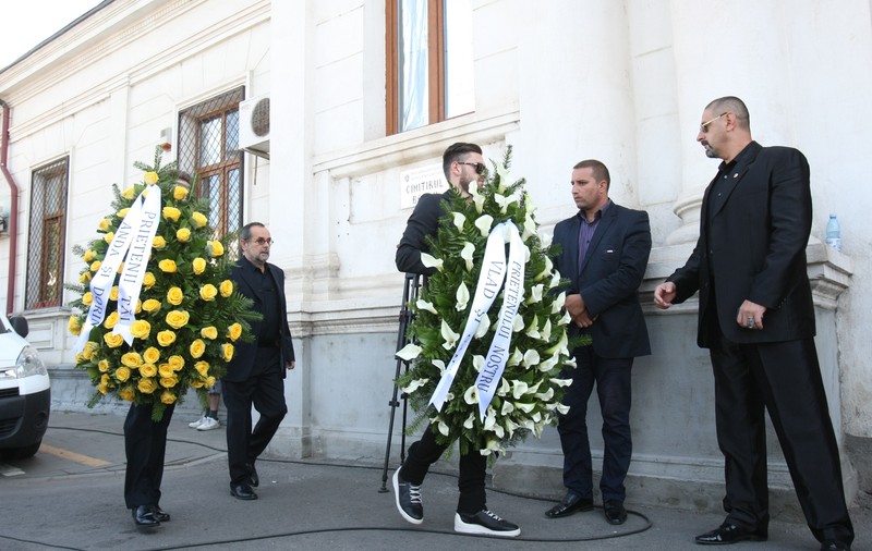 ÎNMORMÂNTAREA LUI DINU PATRICIU, PĂZITĂ CU BODYGUARZI! Uite cine a venit să îşi ia rămas bun de la omul de afaceri | FOTO