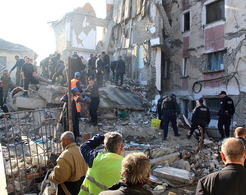 Cutremur devastator în Albania: 40 de morți și 658 de răniți. Momentul în care s-a produs seismul, surprins de camerele de supraveghere