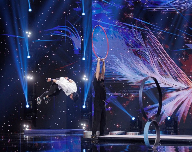 Hou Kai, primul Golden Buzz al sezonului 15 Românii au talent, a fost trimis în semifinală de Pavel Bartoș și Smiley. Povestea uluitoare a acrobatului de Cartea Recordurilor