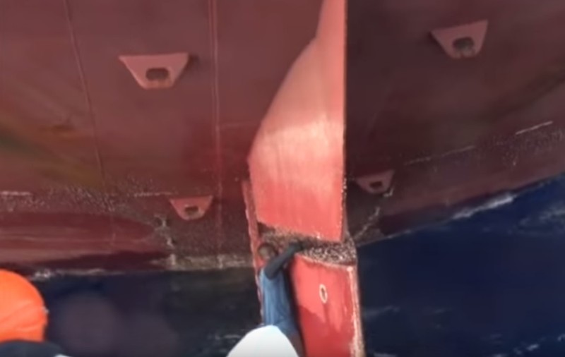 Un migrant a fost găsit de Paza de Coastă agățat de cârma unei nave | VIDEO
