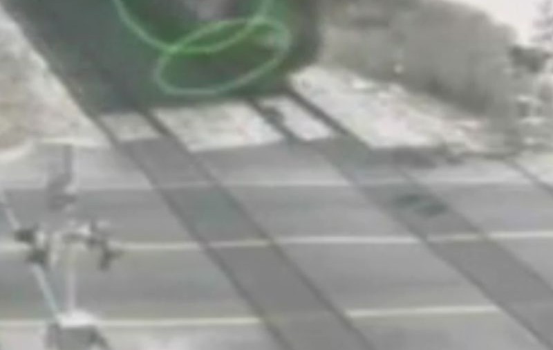Incredibil! A scăpat teafără după ce a trecut trenul peste ea
