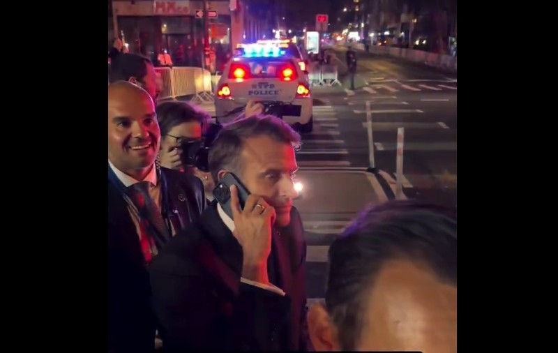 Emmanuel Macron, blocat de polițiști pe o stradă  din New York, din cauza convoiului lui Donald Trump. Gestul președintelui francez