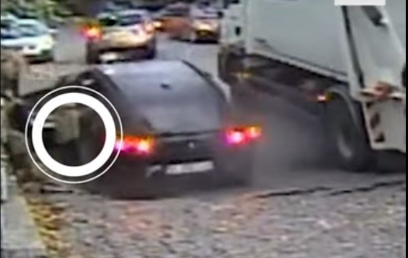 Momentul în care o mașină cade într-o groapă formată în asfalt în București I VIDEO