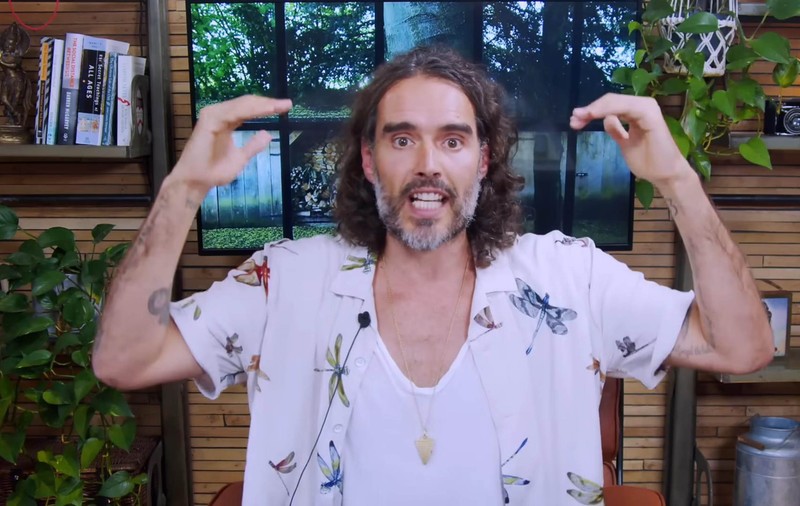 YouTube a suspendat monetizarea actorului Russel Brand pe platformă, în urma acuzațiilor de viol și agresiune sexuală