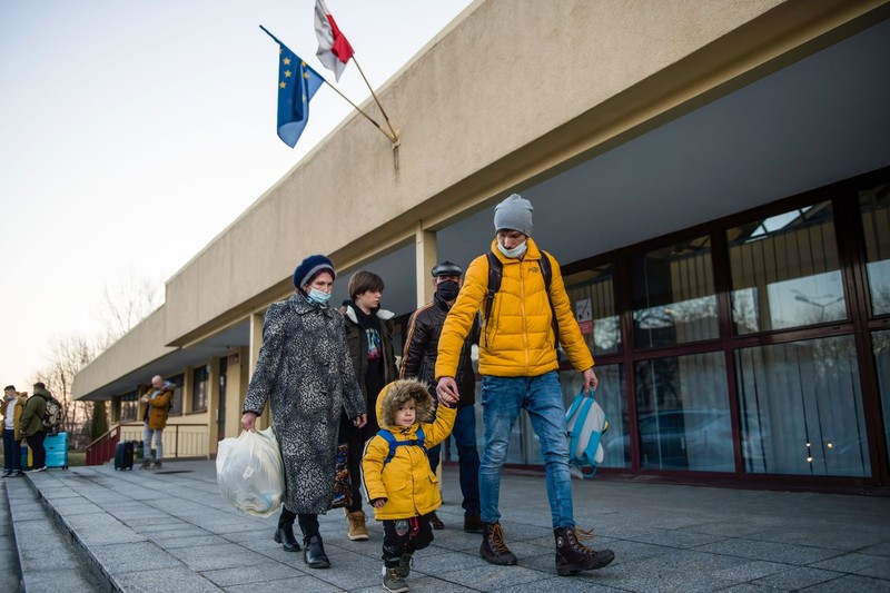 Primii refugiați din Ucraina, care au ajuns în Polonia, părăsesc gara din Przemysl | Foto: Profimedia