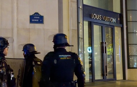 Un grup de protestatari a spart geamurile magazinului Louis Vuitton din Paris, duminică, 18 octombrie. Sursă foto: Profimedia.