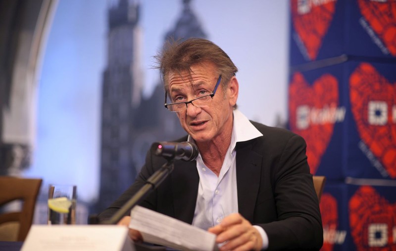 Sean Penn face apel la miliardari să cumpere avioane de război pentru Ucraina