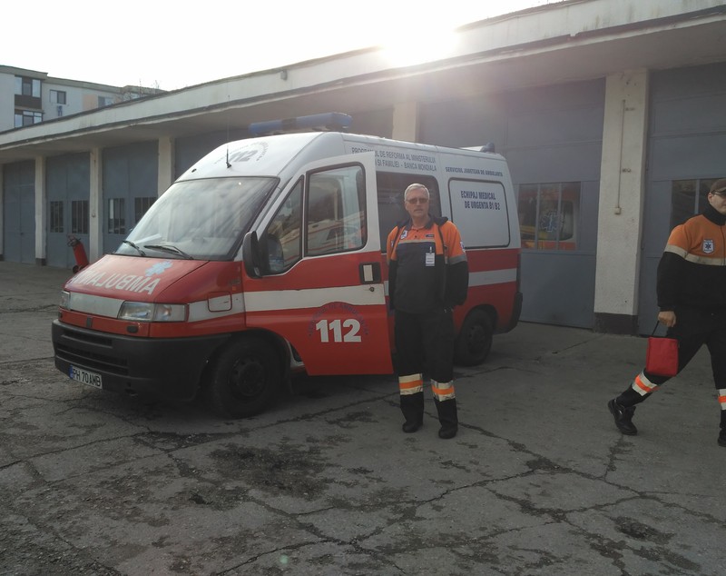 A chemat ambulanța ca să ajungă la discotecă, iar apoi s-a lăudat pe Facebook