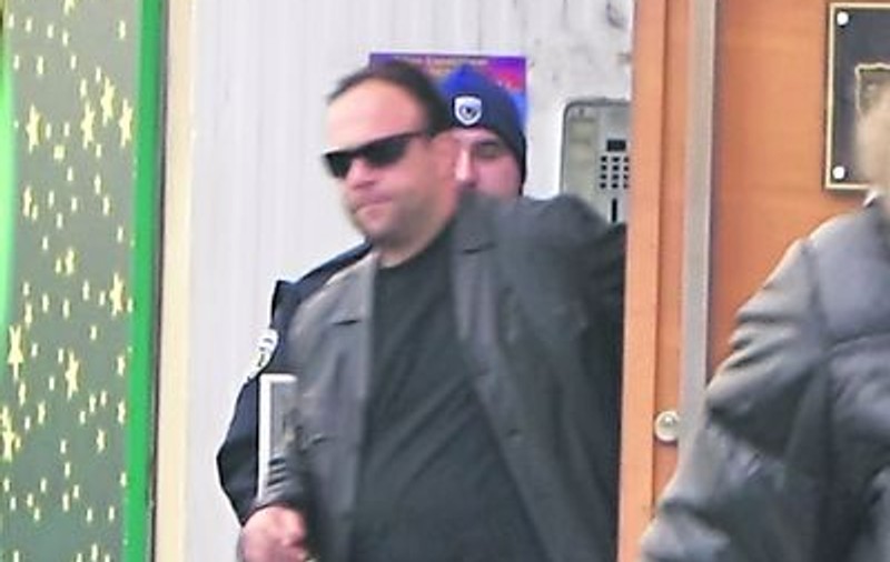 Soţul sopranei Roxana Briban a fost surprins, ieri, făcând diverse comisioane: Alex, ce-ai lăsat la amanet?