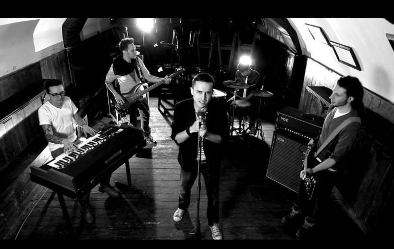 Băieţii de la Animal X se adună sub balcon și cântă serenade! Află pentru cine! 