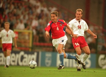 Pavel Nedved, în roșu, în duel cu danezul,Brian Steen Nielsen