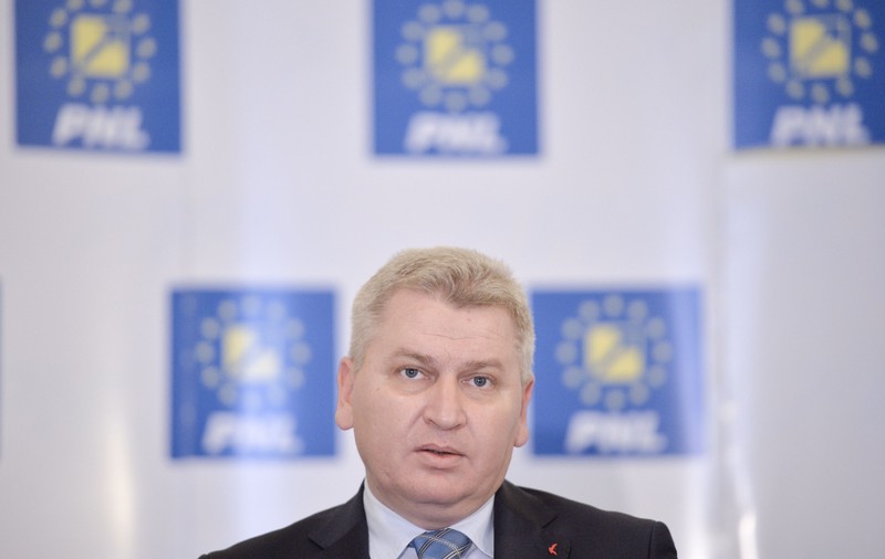 PNL a atacat la CCR proiectele PSD privind facilităţile fiscale pentru firme şi suspendarea plăţii ratelor la bancă. Reacţia social-democraţilor