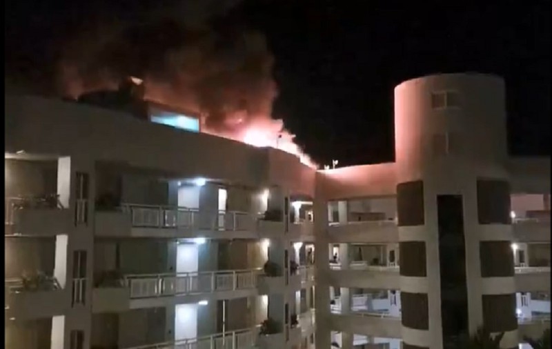 Un elicopter s-a prăbuşit pe acoperişul unui hotel din Australia, provocând un incendiu. Pilotul a murit | VIDEO