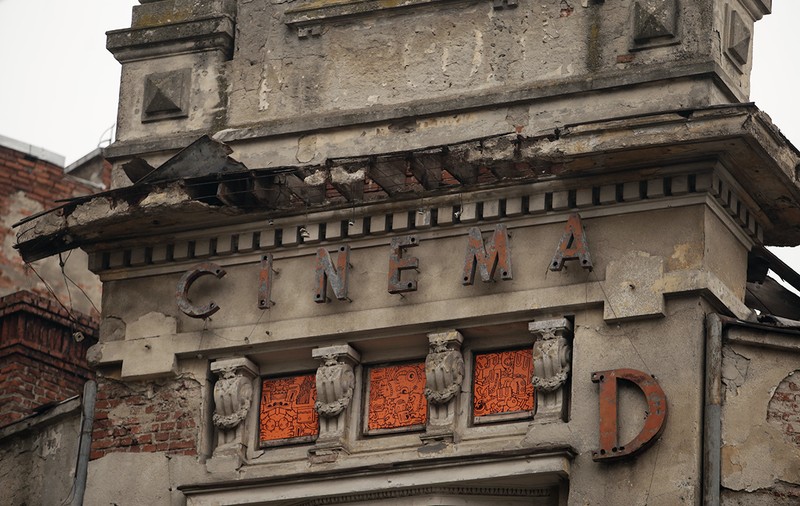 FOTO. Ce s-a ales de „Broadway-ul” din Capitală? Cele mai tari cinematografe din București au devenit locuri părăsite, pline de mizerie. „Erau cozi ca la balamuc, rulau filmele unul după altul”