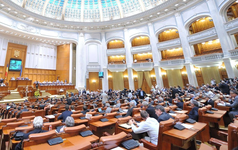 UPDATE. Parlamentul a plafonat pensiile aleșilor la valoarea mărită după aplicarea legii salarizării unice; Sumele pentru cazare și transport nu cresc