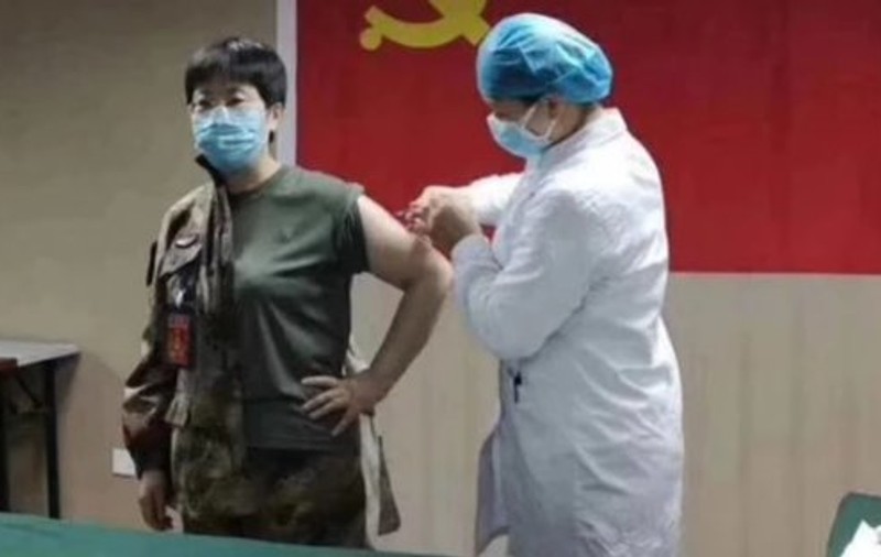 Vaccin anti-coronavirus complet netestat, injectat de o doctoriță din China. Femeia este general în armata chineză
