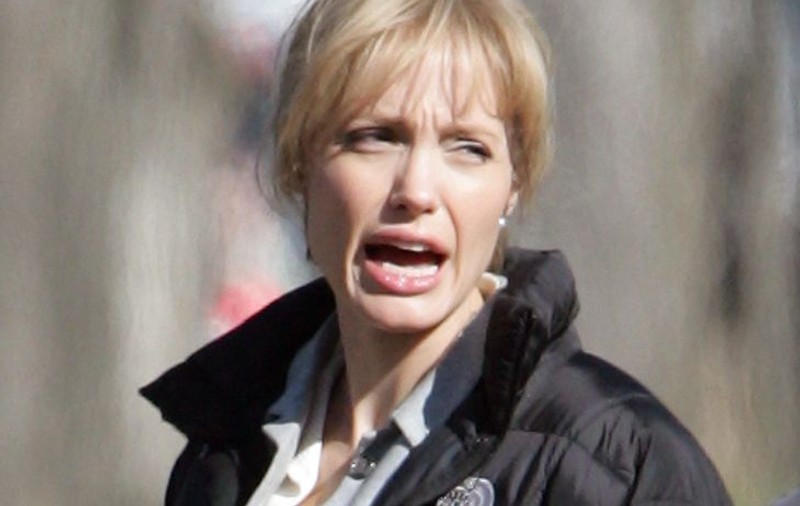 Angelina Jolie e blondă natural şi se vopseşte de la 4 ani