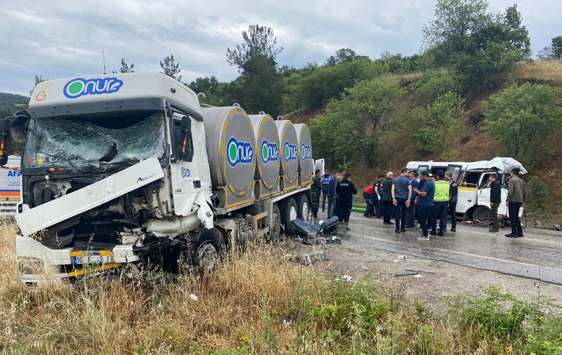 Opt morţi şi 10 răniţi într-un accident rutier din Turcia