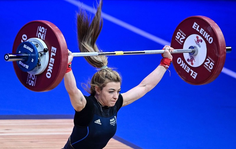 Mihaela Cambei a câștigat trei medalii la Campionatul Mondial de haltere: aur și argint la 53 de kilograme