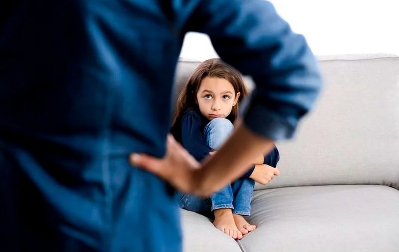 Violența fizică și verbală asupra minorilor, interzise prin lege în Franța. Ce riscă părinții care își bat copiii