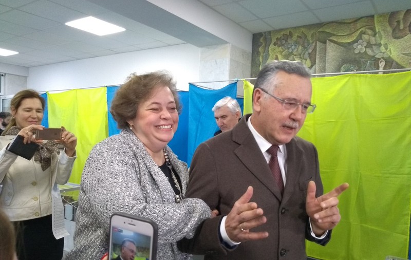 Incident la alegerile prezidențiale din Ucraina. Soția unui candidat nu s-a regăsit pe lista alegătorilor, deși locuiește la aceeași adresă din 1972!