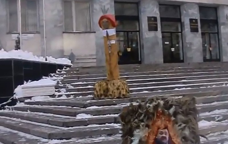 VIDEO | Un cetățean din Republica Moldova, care a protestat cu un penis uriaș de lemn, a câștigat la CEDO procesul cu statul moldovean