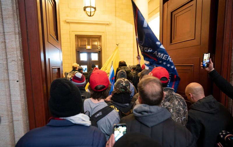 VIDEO | Momentul în care suporterii lui Donald Trump au rupt baricadele de securitate și au intrat în Capitoliul american