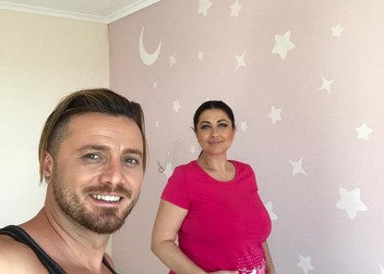 Gabriela Cristea şi Tavi Clonda au pregătit camera bebeluşului. Cum arată pereţii