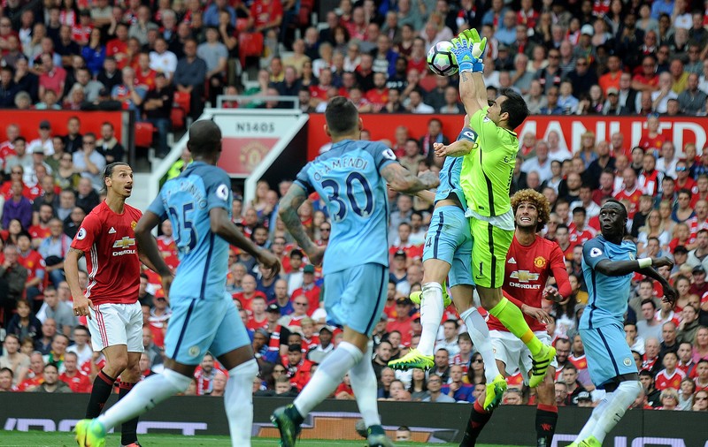 Războiul de la Manchester a fost câștigat de City. Chelsea, ținută în șah de Swansea. Rezultatele din Anglia / VIDEO