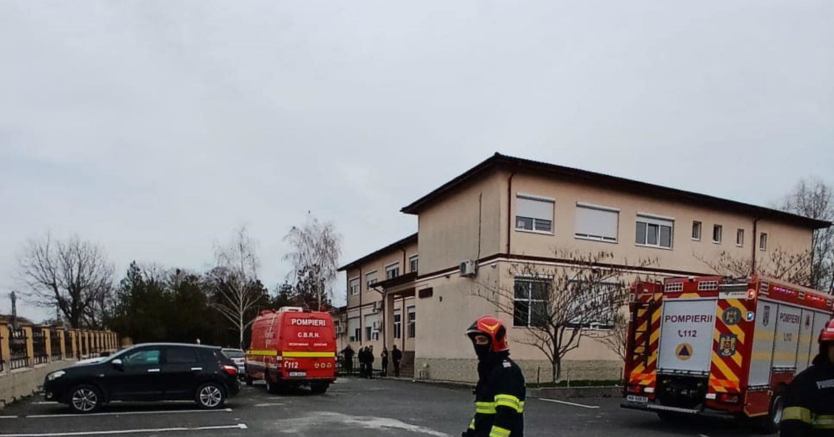 Pompier surprins la școala din Cuza Voda, Constanța, unde a fost semnalat un miros persistent
