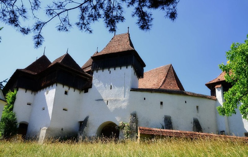 Anunţ amuzant de angajare în Viscri: “Nu e totul chiar ca-n pozele de pe Instagram, dar noi n-am pleca de-aici nicăieri”