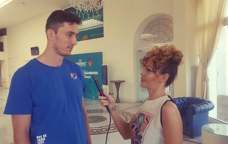 Cehul Jiri Welsch ar fi jucat golf dacă nu era baschetbalist. A evoluat 4 ani în NBA, dar nu se mai uită la meciuri! A făcut pe omul-păianjen! / VIDEO
