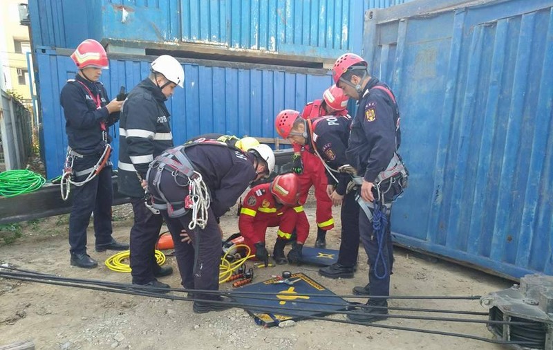Muncitor strivit de un container, pe un șantier din Capitală / FOTO